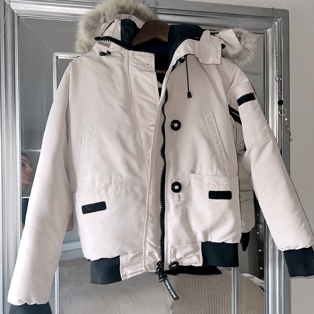 Canada Goose's Beige bomber Jacket Woman’s
